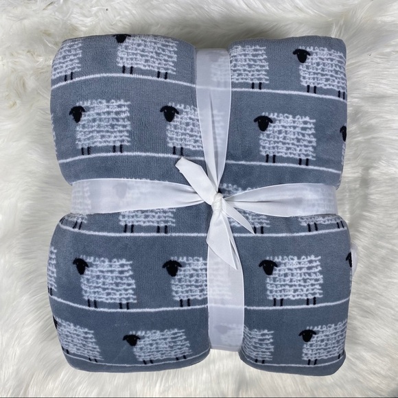 ✨SALE✨Sheep Squared Micromink Sherpa Throw - Picture 2 of 3